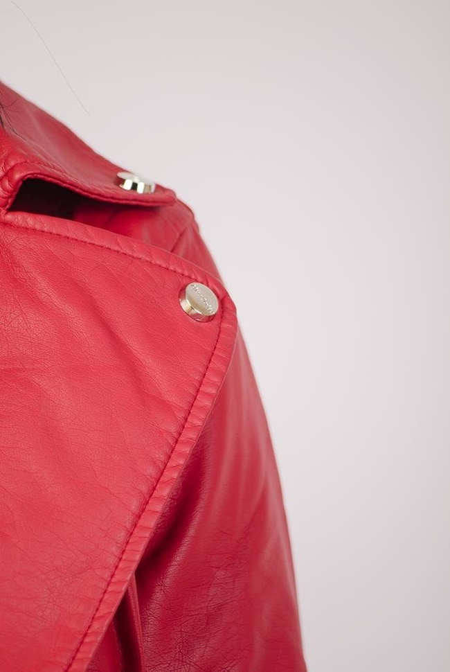 Czerwona kurtka ramoneska