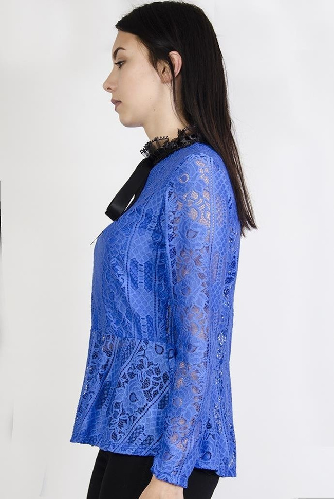 Chabrowa bluzka z baskinką i czarnymi wstawkami