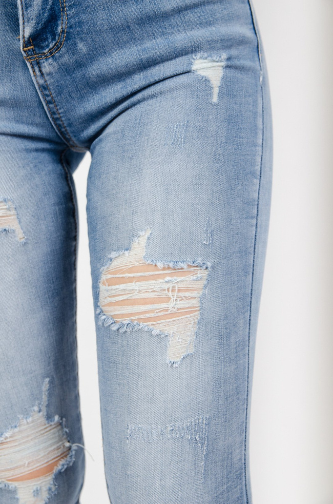 Jasne spodnie jeansowe z przetarciami