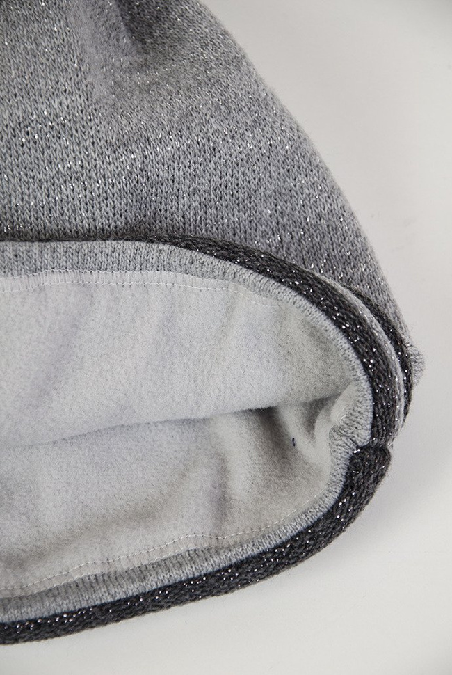 Jasnoszara czapka z ciemnoszarą obwódką