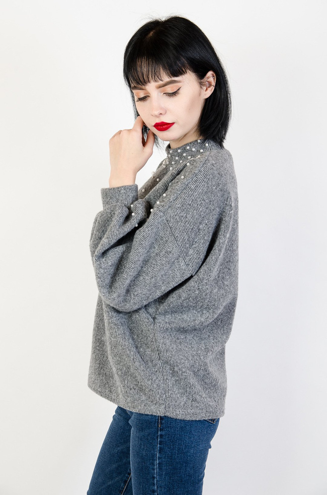 Szara bluza z koralikami, włochata