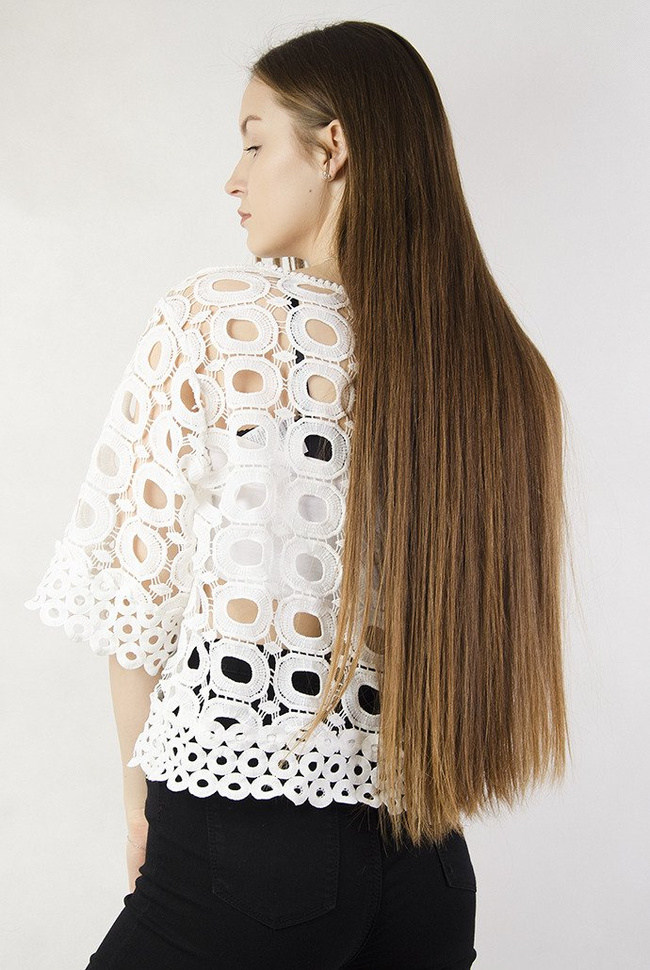 Biała bluzka w powycinane kółka