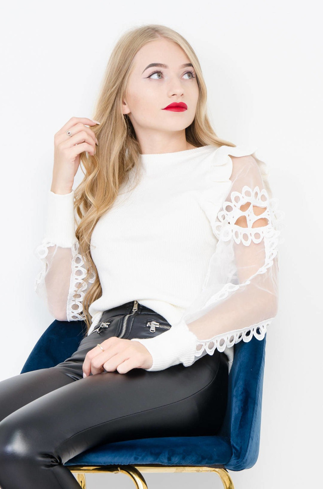 BIAŁA PRĄŻKOWANA BLUZKA Z OZDOBNYMI RĘKAWAMI