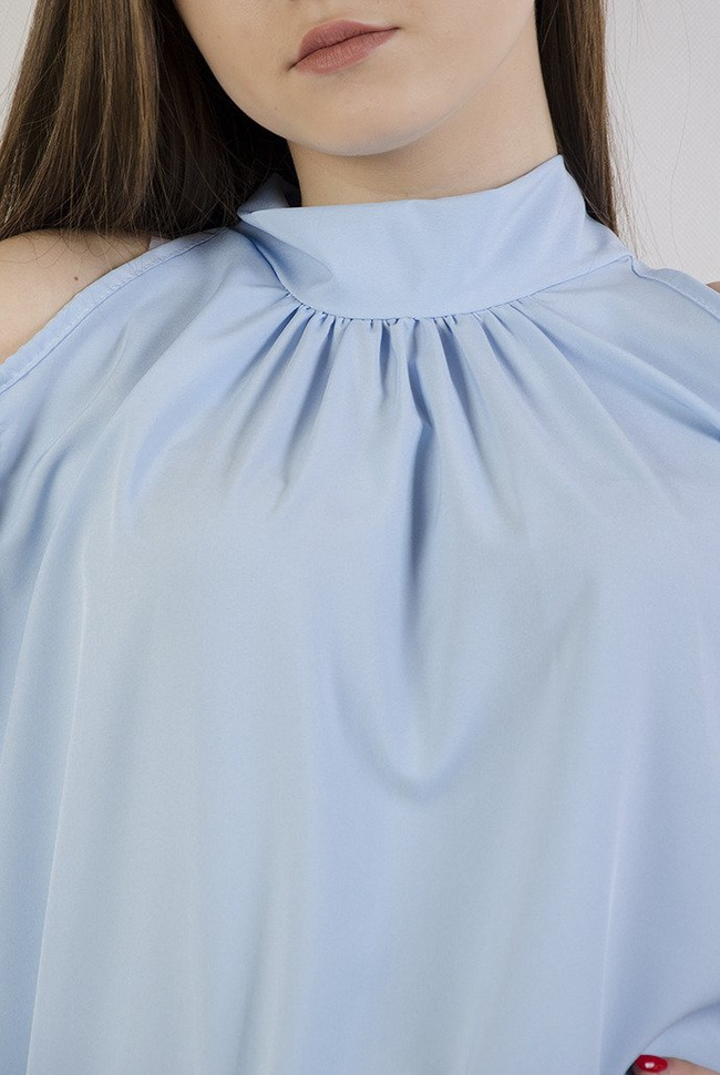 Niebieska bluzka na długi rękaw z odkrytymi ramionami