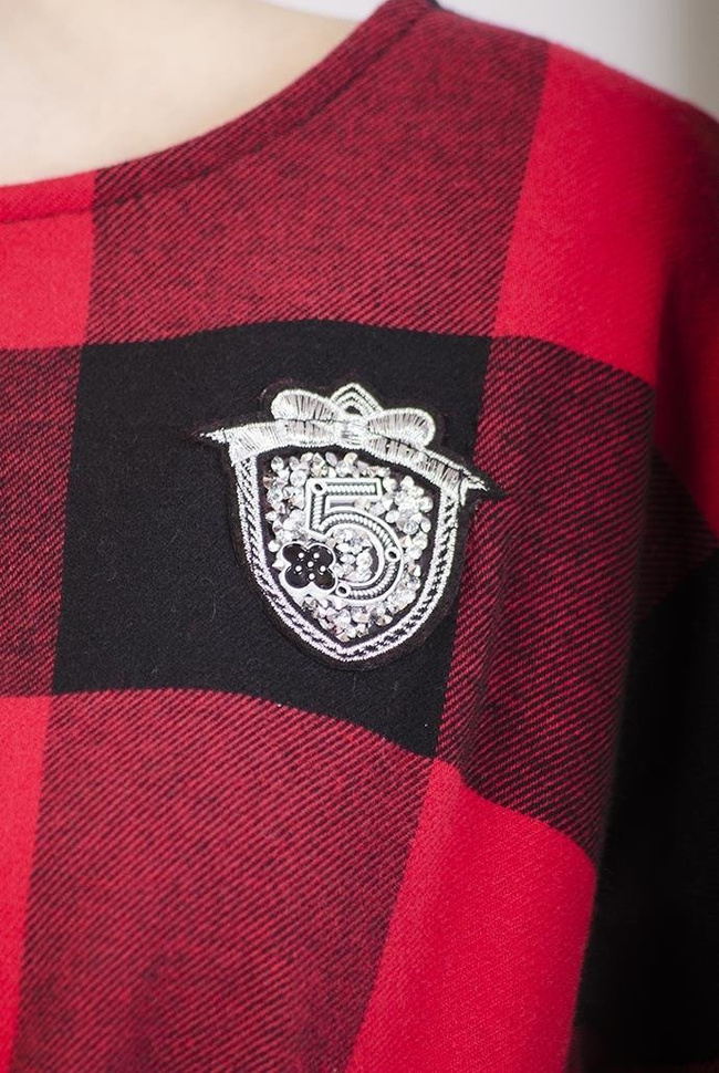 Sukienka w czerwono-czarną kratę, z naszywką