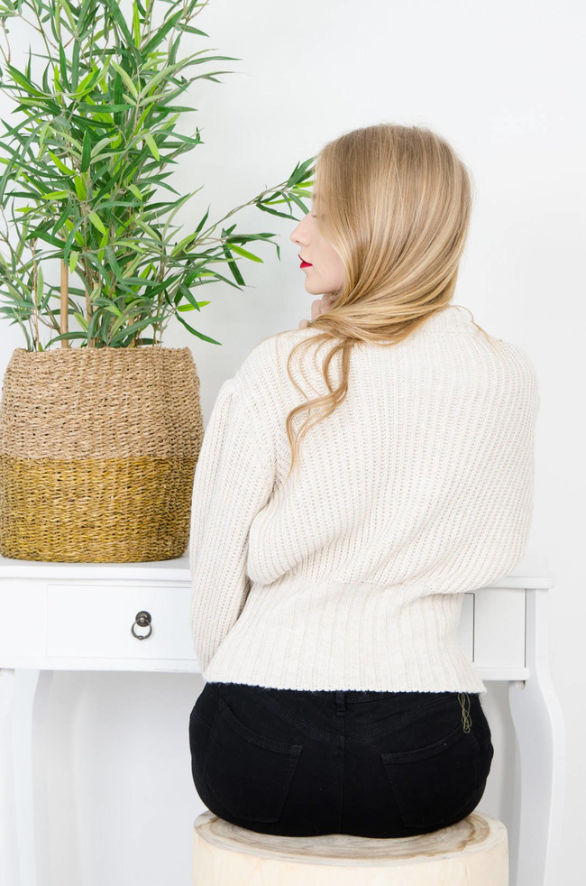 BEŻOWY SWETER Z BUFIASTYMI RĘKAWAMI