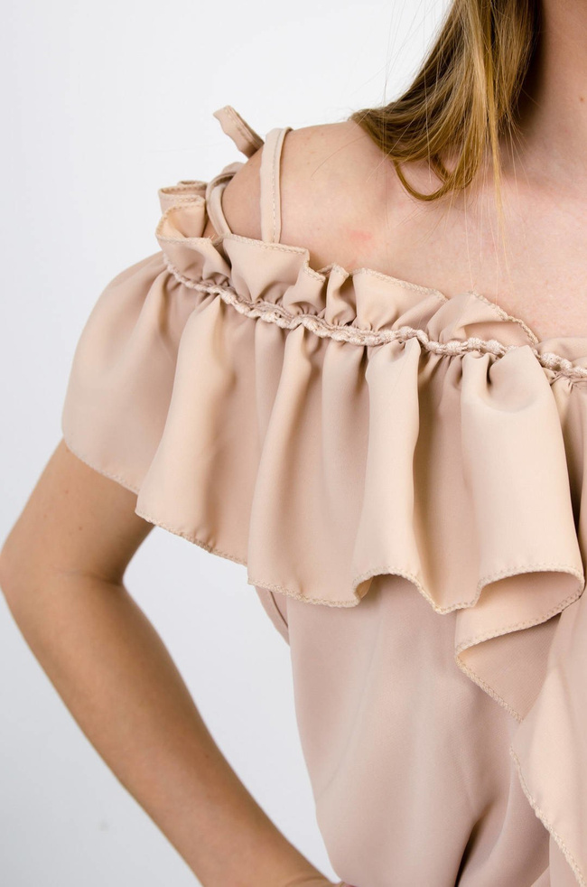 BEŻOWA BLUZKA NA RAMIĄCZKA Z OZDOBNYM ŻABOTEM
