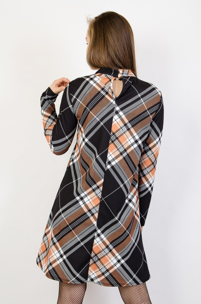 Prosta sukienka w czarno-brązową kratę z długim rękawem