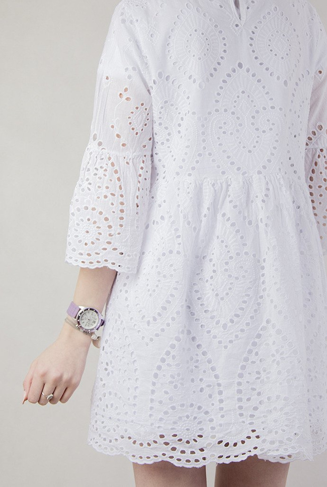Biała ażurowa sukienka z rozszerzanymi rękawami