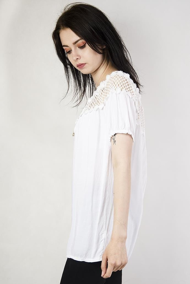 Biała bluzka z wycięciami przy dekolcie