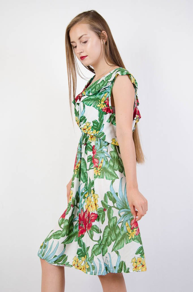 Biała kwiecista sukienka z falbaną w dekolcie