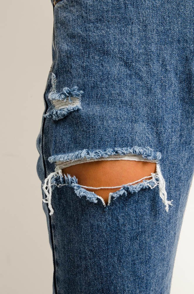 SPODNIE JEANSOWE Z DZIURAMI  I ROZCIĘCIEM NA NOGAWCE - WYSOKI STAN 