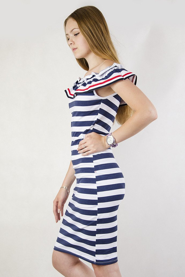 Przylegająca sukienka w paski, z szerokim dekoltem