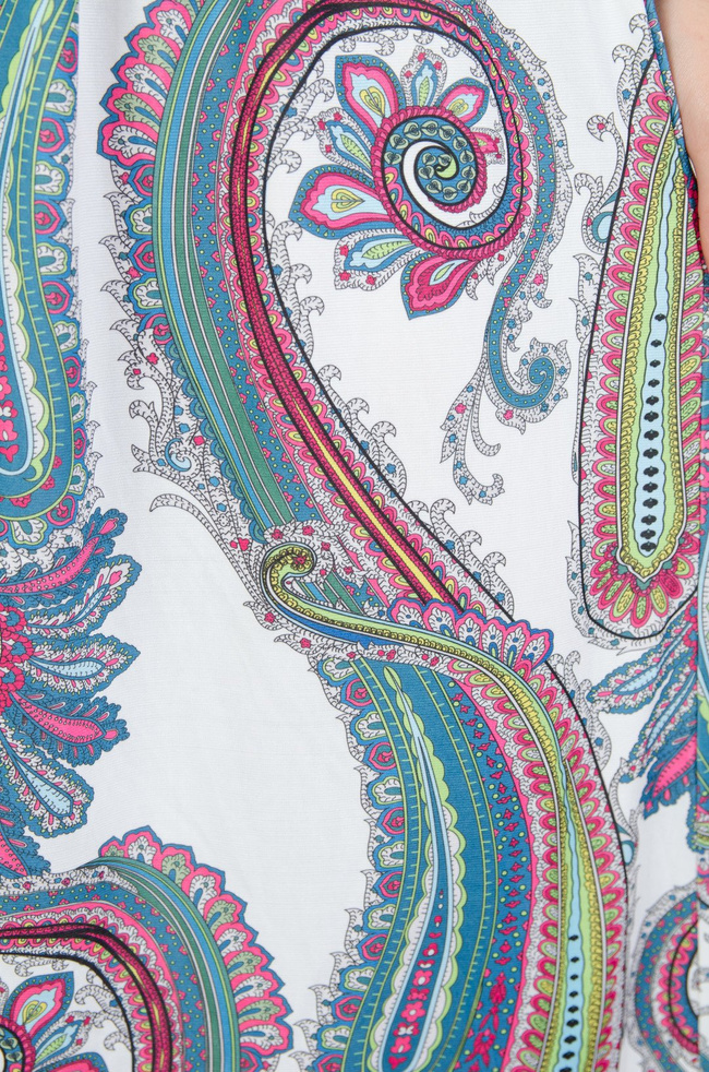 Biała wzorzysta sukienka wiązana w dekolcie 