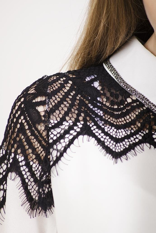 Biała koszula z czarnym, ażurowym zdobieniem