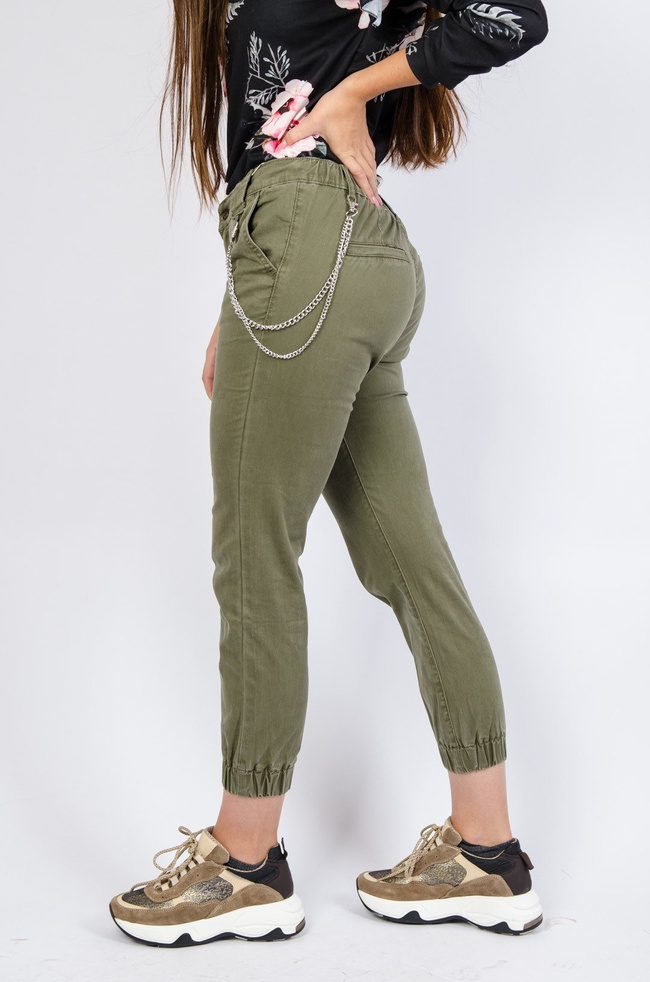 Zielone joggery z łańcuszkiem w zestawie