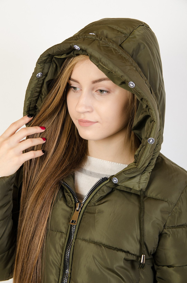 Zielona ocieplana kurtka z zamkami po bokach 
