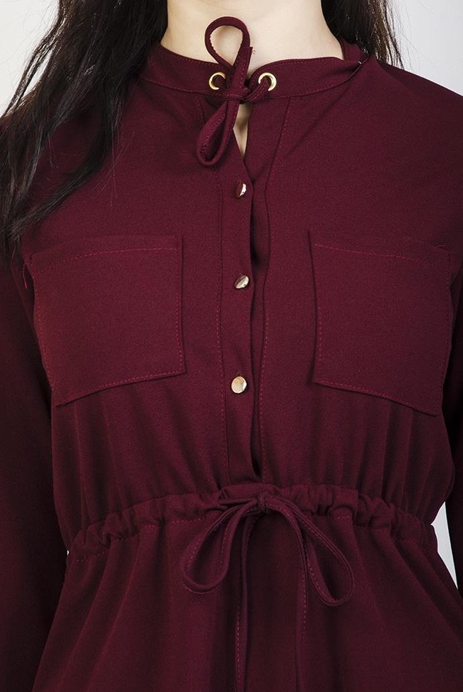Asymetryczna sukienka bordowa z wiązaniem przy szyi oraz w talii