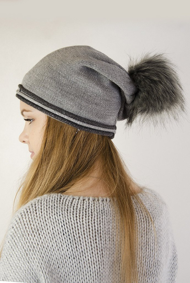 Jasnoszara czapka z ciemnoszarą obwódką