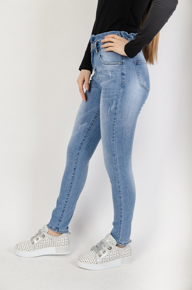 Jasne spodnie z wysokim stanem i falbanką w pasie