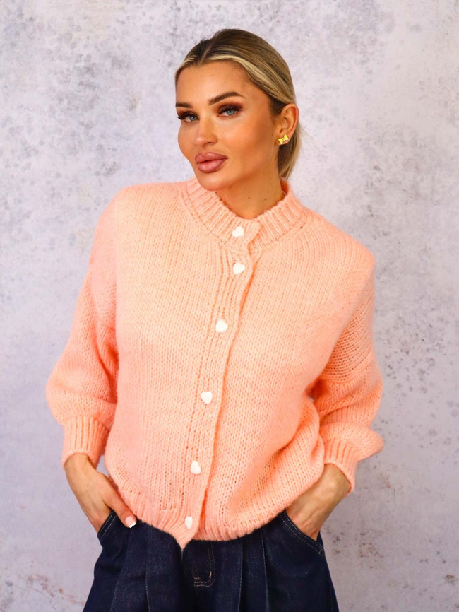 SWETER ZAPINANY NA GUZIKI W SERDUSZKA- BRZOSKWINIOWY