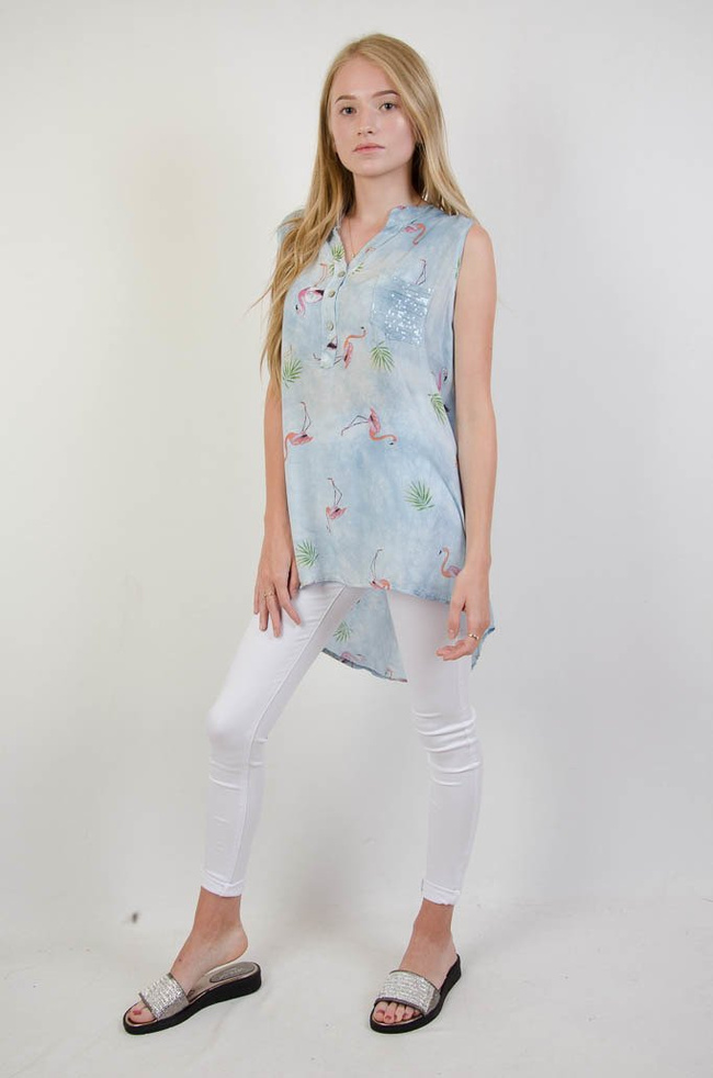 NIEBIESKA BLUZKA KOSZULOWA Z FLAMINGAMI ORAZ CEKINOWĄ KIESZONKĄ