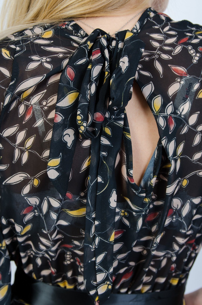 Długa czarna sukienka w kwiaty