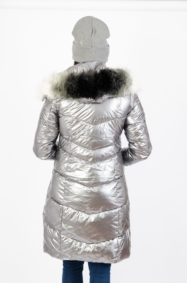 Srebrny pikowany płaszcz z futerkiem przy kapturze