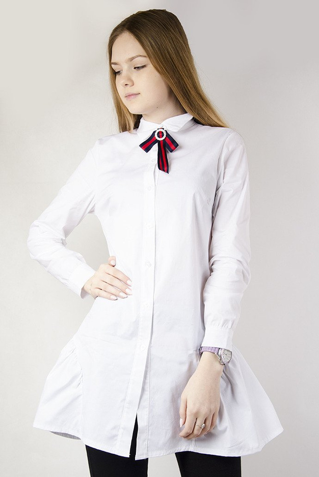 Biała długa koszula z przypinką, rozszerzana na dole