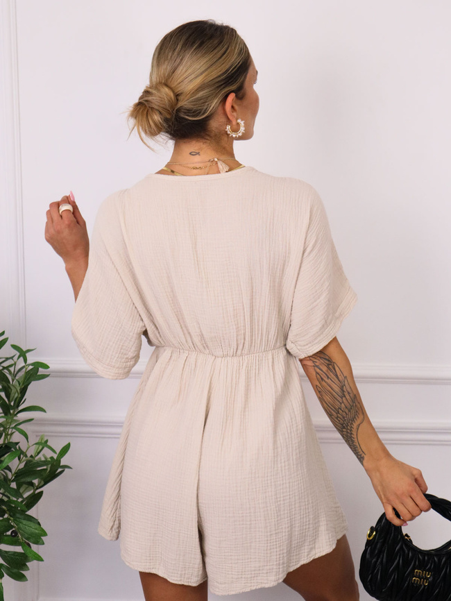 KOMBINEZON MUŚLINOWY Z KOPERTOWYM DEKOLTEM- BEŻOWY