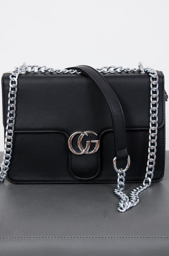 Czarna torebka typu kuferek ze srebrnym łańcuszkiem