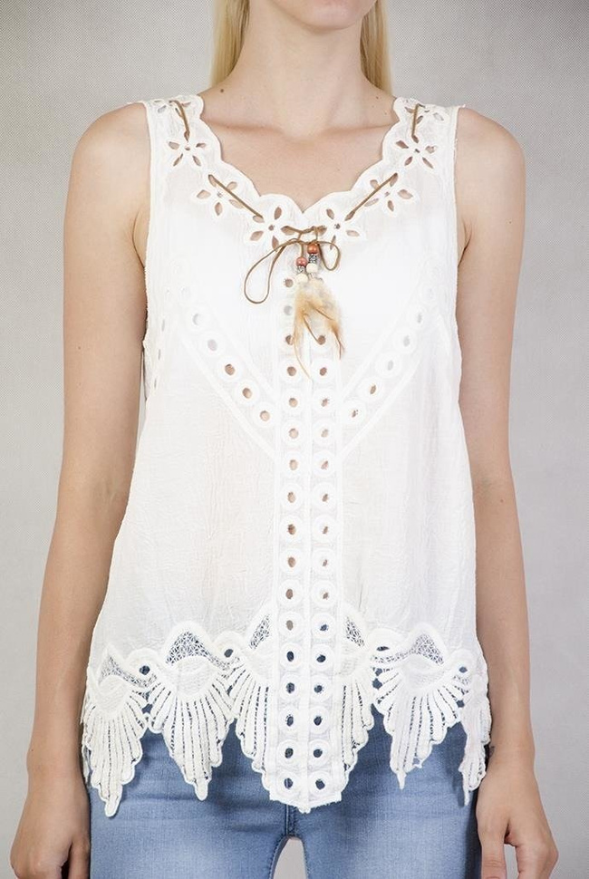 Biała bluzka w ażurowe wzorki z rzemykiem z piórkiem