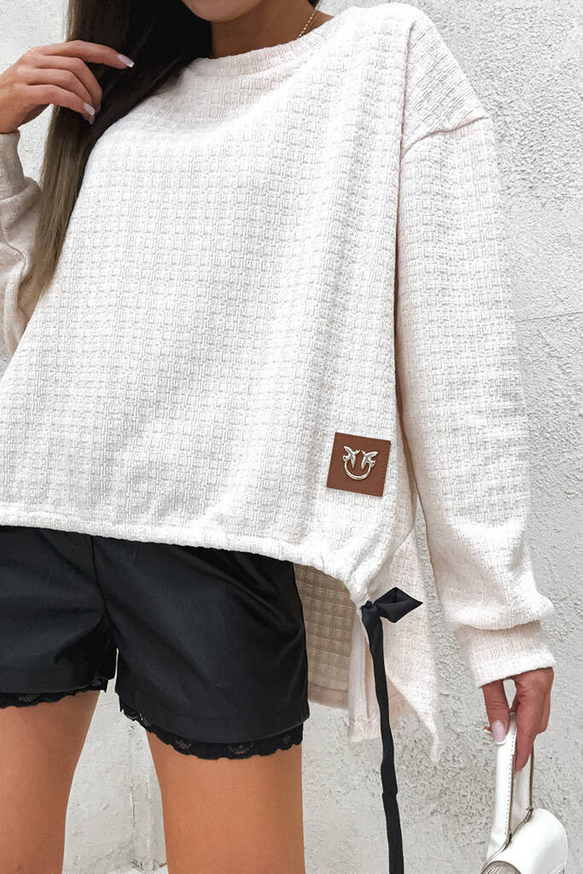 ASYMETRYCZNA BLUZKA Z WIĄZANIEM NA DOLE I NASZYWKĄ - BEŻOWA