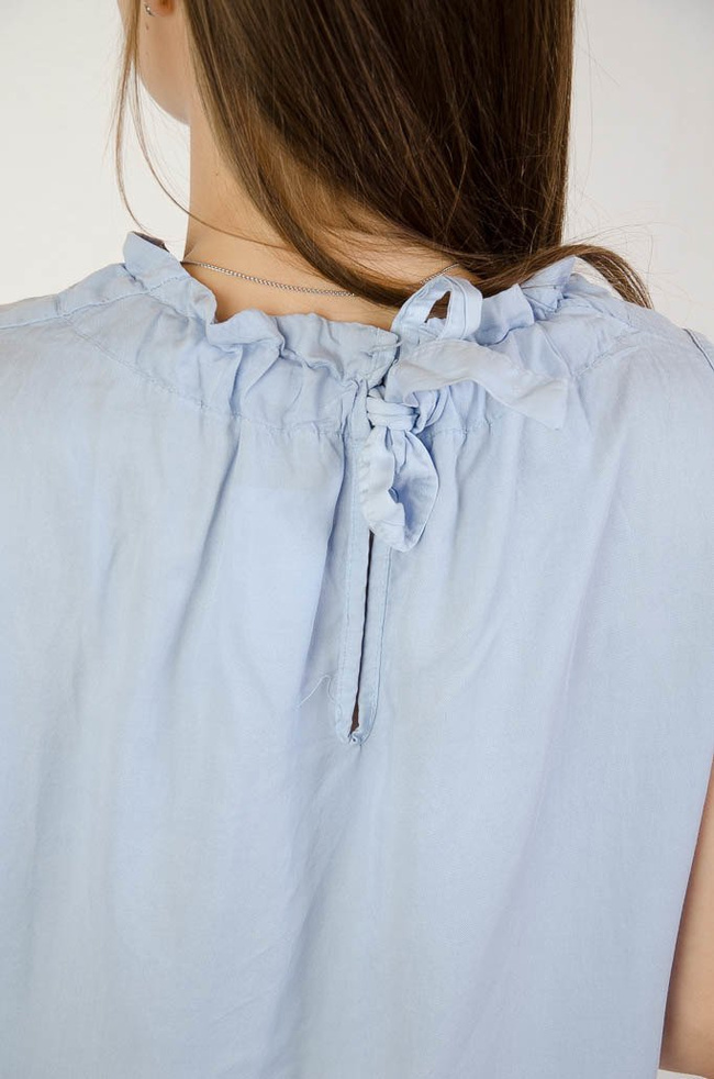 NIEBIESKA SUKIENKA Z MARSZCZENIEM PRZY SZYI