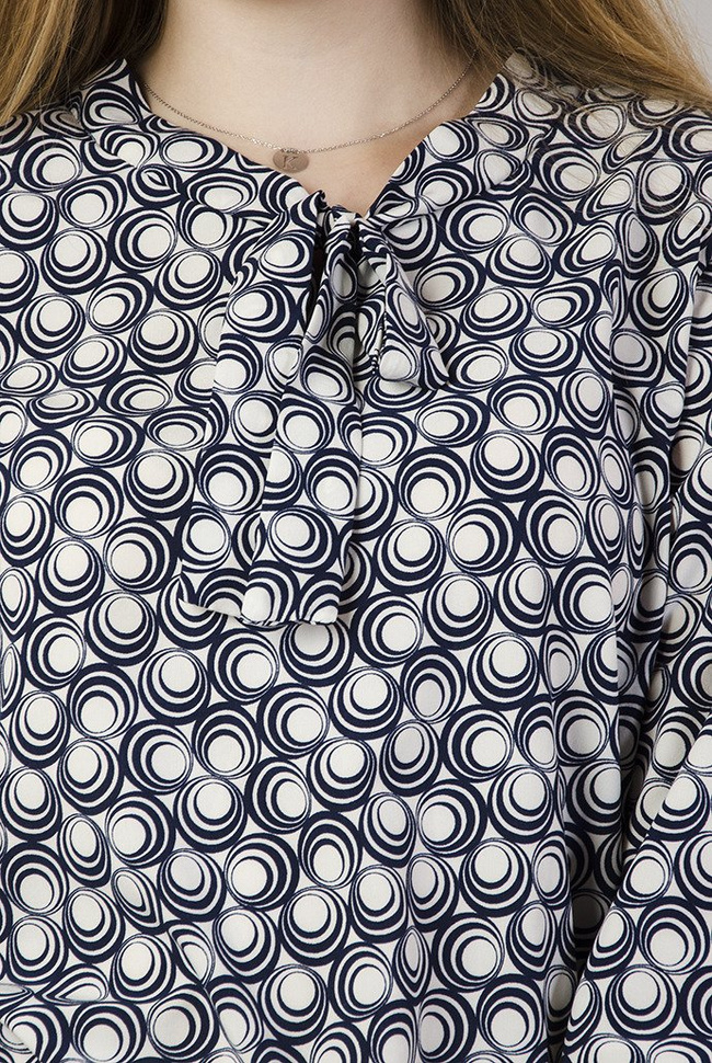 Biała bluzka w granatowe okręgi