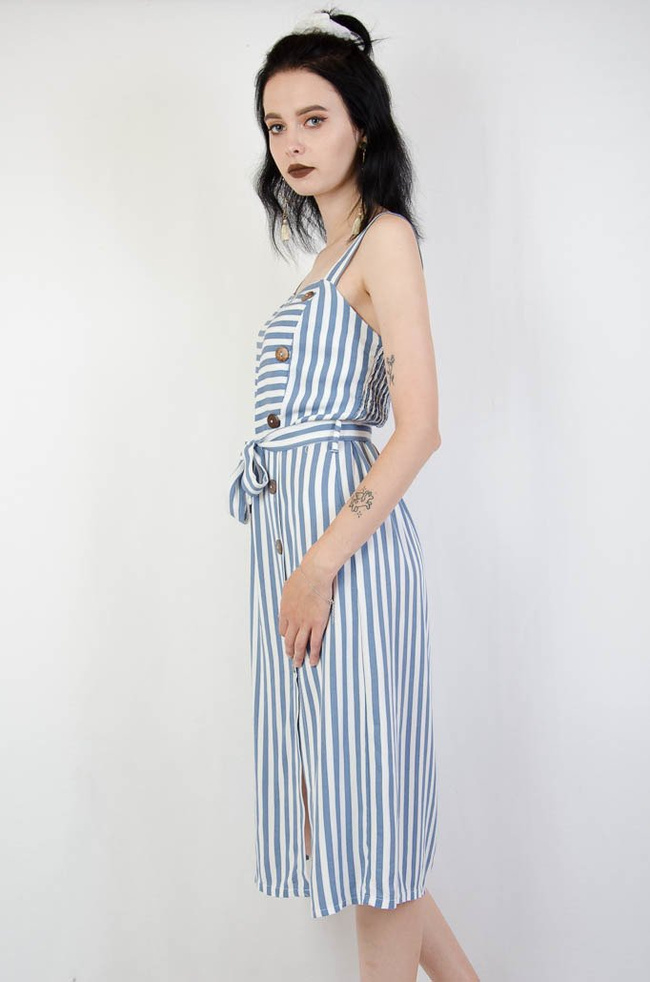 Niebieska sukienka w pasy na ramiączka na boku