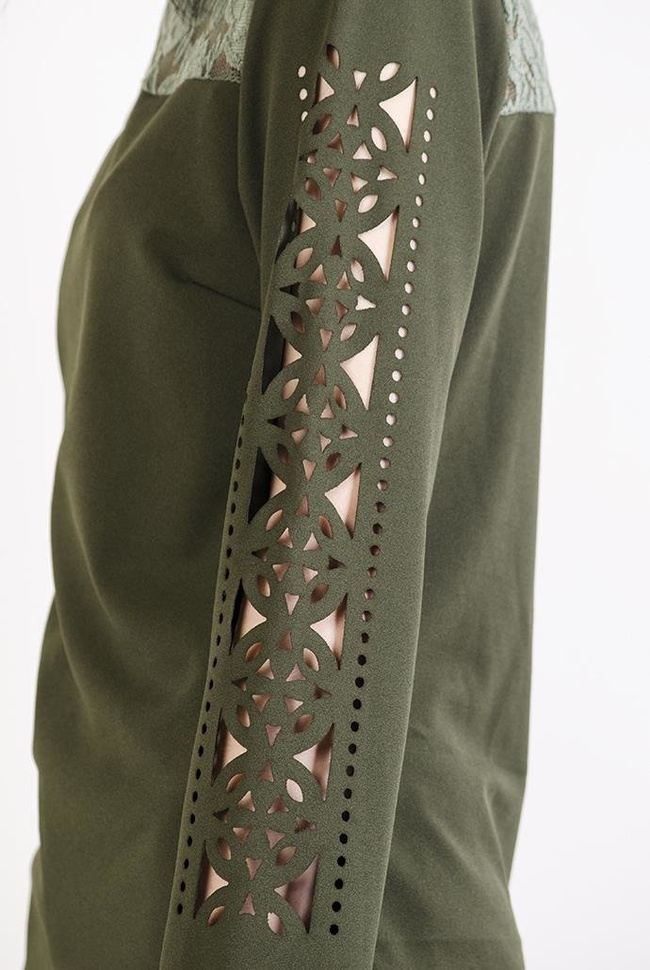 Zielona bluzka z koronką i wycięciami na rękawach