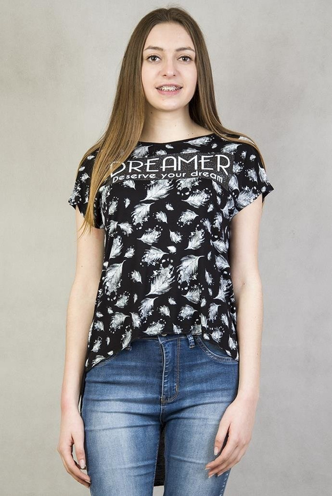 Czarna, asymetryczna bluzka w piórka z napisem "Dreamer deserve your dream"