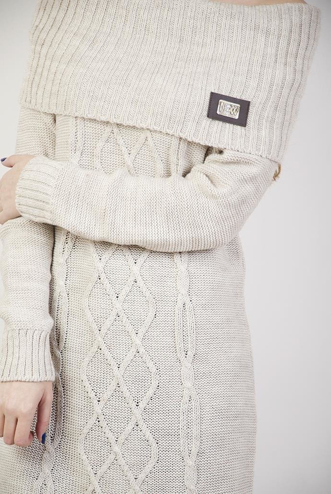 Beżowy przedłużany sweter z szerokim dekoltem