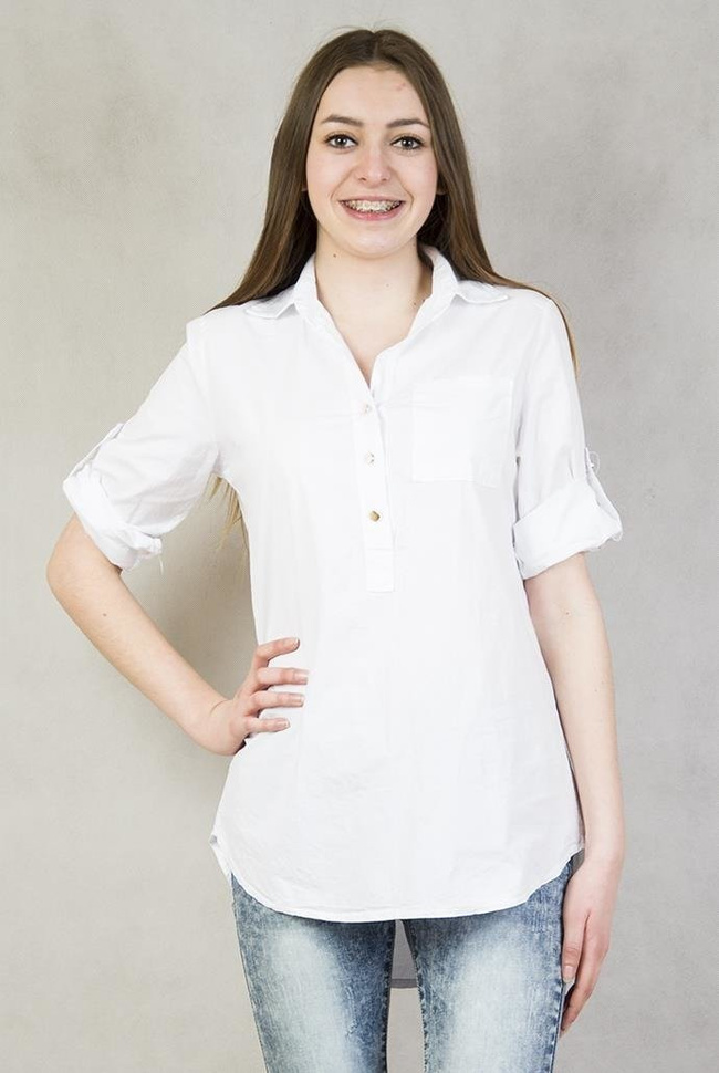 Biała koszula z naszywkami