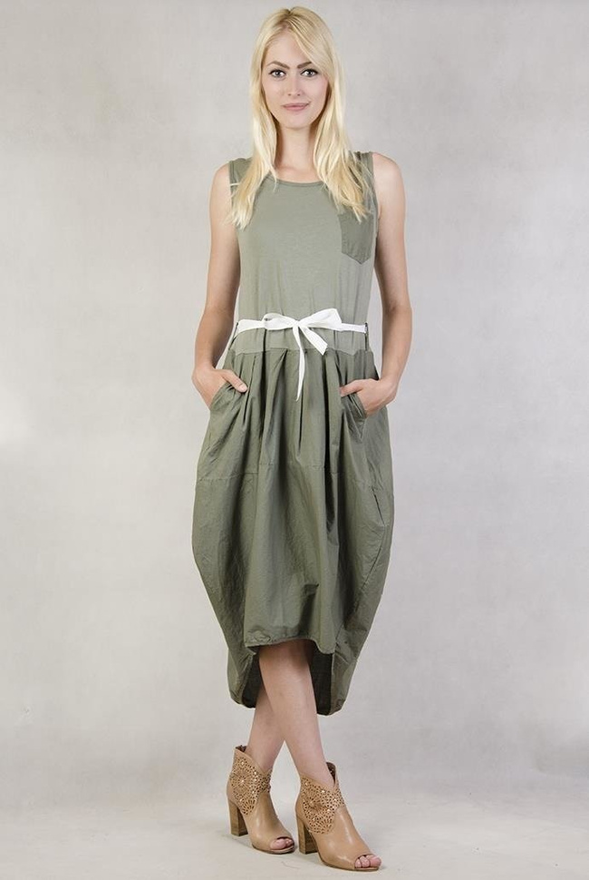 Zielona sukienka wiązana w pasie z przedłużanym tyłem