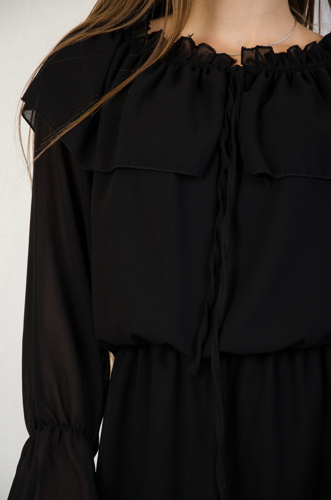 Czarna sukienka na długi rękaw z gumą w dekolcie