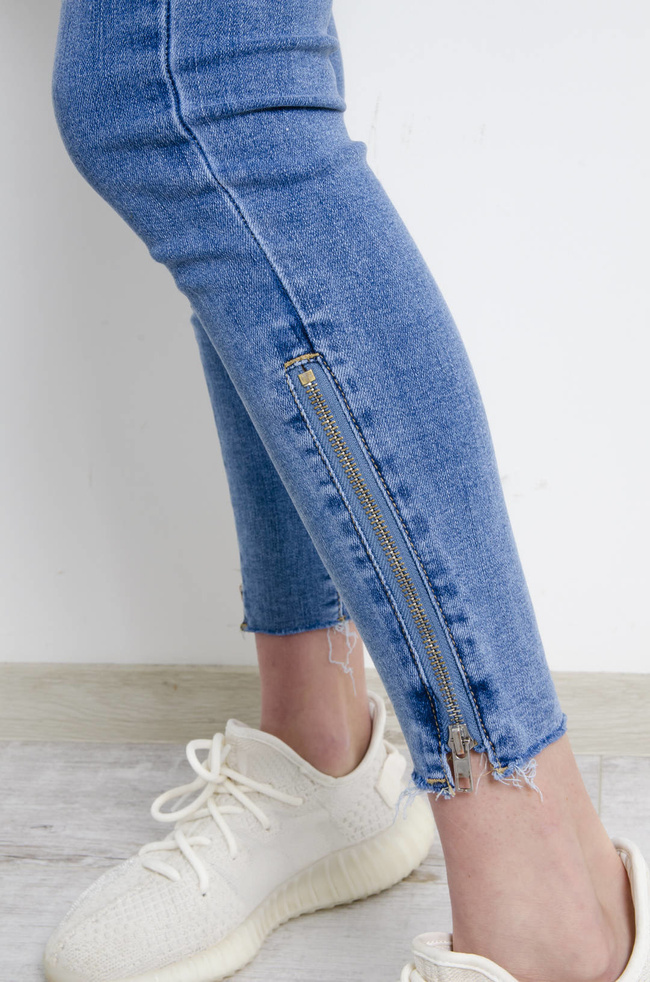 SPODNIE JEANSOWE Z OZDOBNYMI ZAMKAMI 