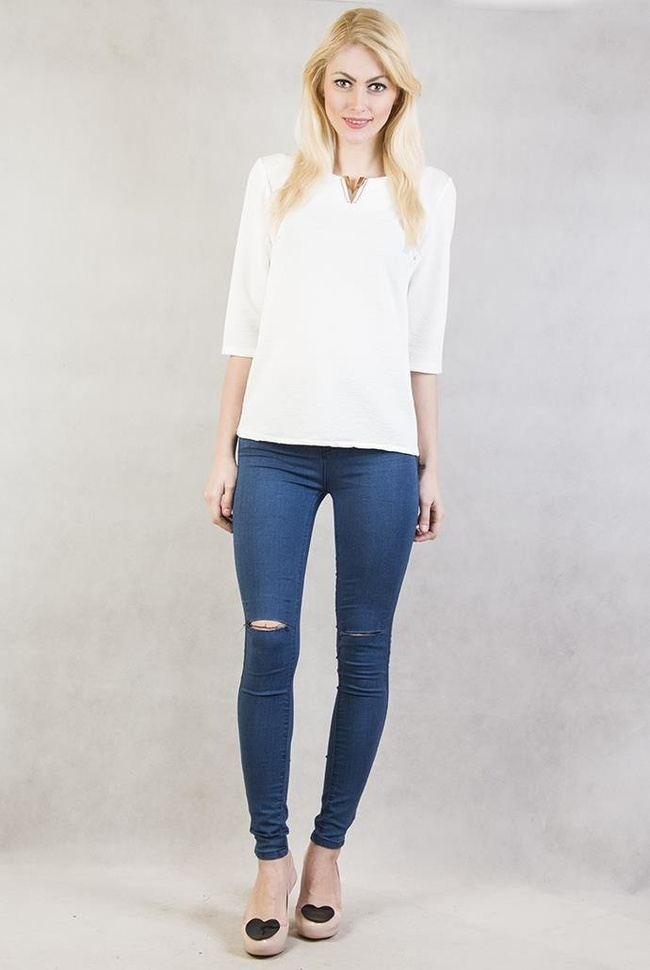 Biała bluzka z literką "V"