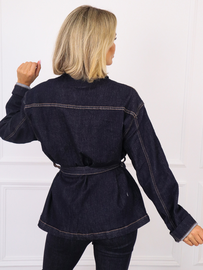 KURTKA JEANSOWA Z KIESZENIAMI WIĄZANA W PASIE- CIEMNOJEANSOWA