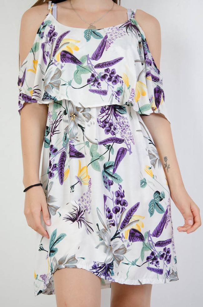 Biała sukienka w kwiaty z hiszpańskim dekoltem