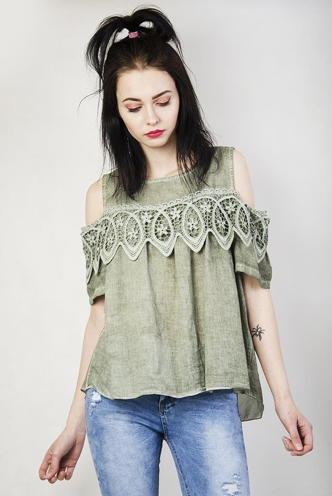 Zielona bluzka z wyciętymi ramionami i ażurowym zdobieniem