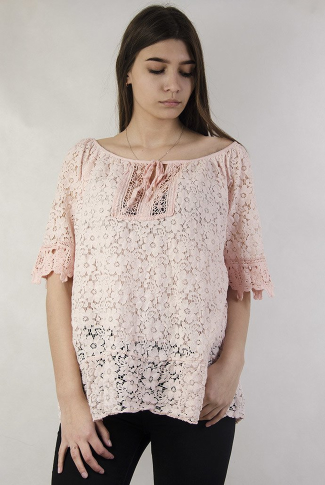 Jasnoróżowa bluzka ażurowa, z hiszpańskim dekoltem