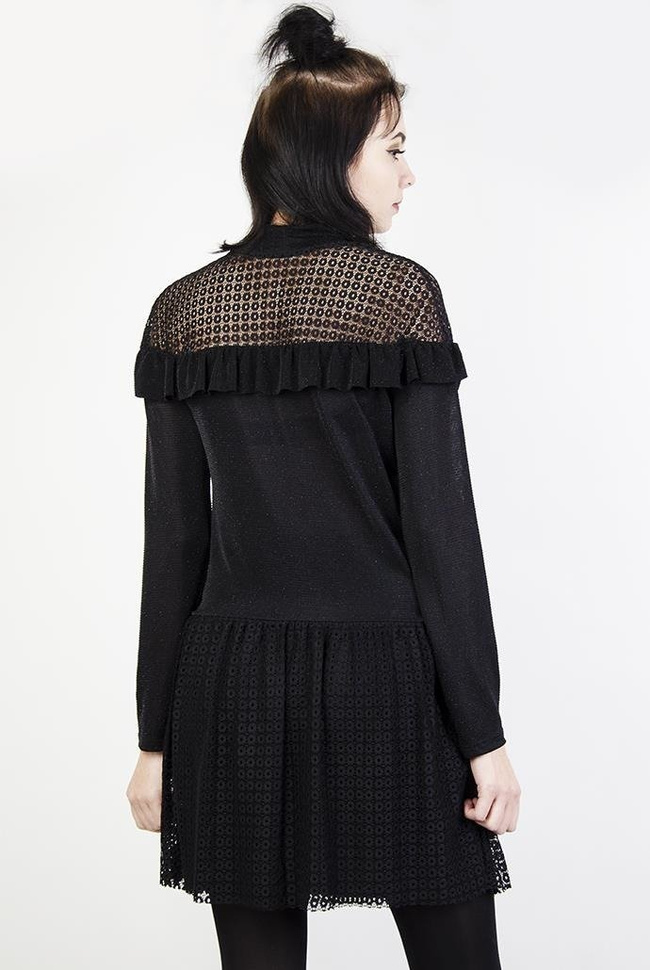 Czarna sukienka z falbanką przy dekolcie oraz ażurowymi wstawkami