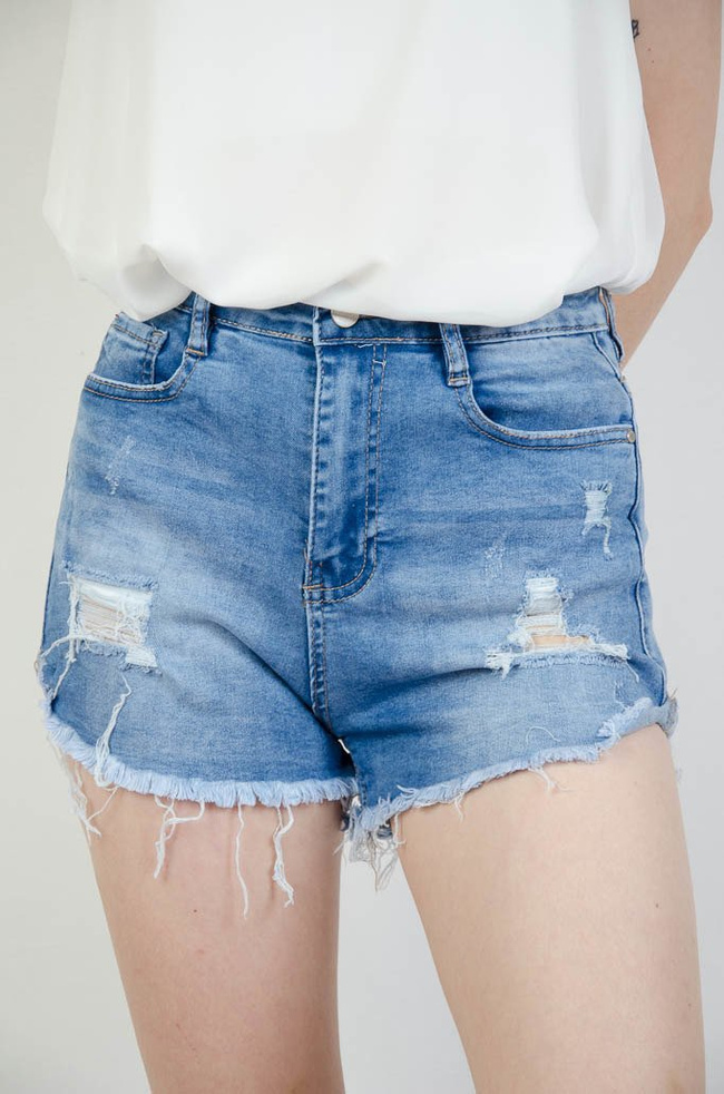 KRÓTKIE JEANSOWE SPODENKI Z WYSOKIM STANEM I SZARPANIAMI